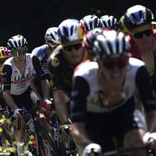 Skupina cyklistov šliape do pedálov počas prvej etapy cyklistických pretekov Tour de France.