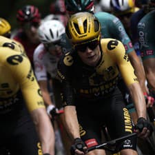 Dán Jonas Vingegaard šliape do pedálov počas prvej etapy cyklistických pretekov Tour de France.