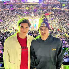 S bratom Jakubom (vpravo) si boli pozrieť zápas NBA.