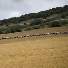 Cyklisti počas druhej etapy Tour de France.