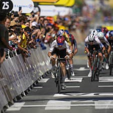 Cyklisti počas druhej etapy Tour de France.