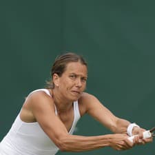 Česká tenistka Barbora Strýcová postúpila pri svojom rozlúčkovom turnaji do 2. kola Wimbledonu.