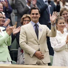 Roger Federer si po boku manželky a princeznej Kate užil búrlivé ovácie vo Wimbledone.