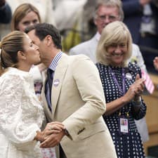 Roger Federer si po boku manželky užil búrlivé ovácie vo Wimbledone.