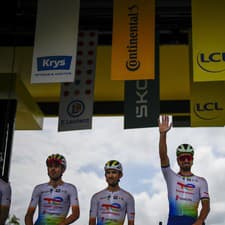 Slovenský cyklista Peter Sagan (uprostred) z tímu TotalEnergies pred začiatkom 5. etapy prestížnych cyklistických pretekov Tour de France (TdF) z francúzskeho Pau do Larunsu (162,7 km)