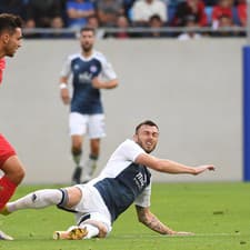 Na snímke vpravo hráč Slovana Alexandar Čavrič a vľavo hráč luxemburského FC Swift Hesper Cedric Sacras.