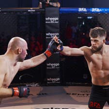 Český MMA bojovník Adam Jakubík si naposledy pripísal prvú kariérnu prehru medzi profesionálmi, keď prehral súboj s Michalom Dubom.