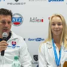 Na snímke slovenská tenistka Nina Vargová,  dvojnásobná medailistka z tenisových majstrovstiev Európy hráčok do 18 rokov vo Švajčiarsku a jej tréner Martin Zathurecký.