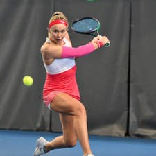 Slovenská tenistka Rebecca Šramková sa suverénnym spôsobom prebojovala do 2. kola dvojhry na turnaji WTA vo Varšave.