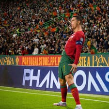 Cristiano Ronaldo je futbalový fenomén.