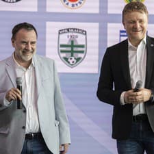 Na snímke sprava prezident Únie ligových klubov (ÚLK) Ivan Kozák a výkonný riaditeľ Niké Roman Berger sa usmievajú počas tlačovej konferencie. Najvyššia slovenská futbalová súťaž ponesie od nadchádzajúcej sezóny názov Niké liga. 