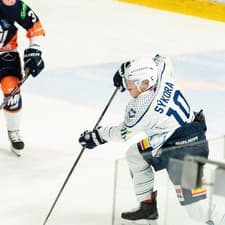 Slovenský hokejista Martin Štajnoch (vľavo) opäť oblečie dres rakúskeho Black Wings Linz.