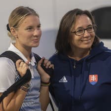 Na snímke vľavo slovenská juniorská reprezentantka v atletike Viktória Forsterová a vpravo trénerka Katarína Adlerová .