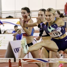 Slovenská prekážkarka Rebecca Slezáková (v strede).