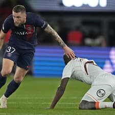 Slovenský hráč PSG Milan Škriniar (vľavo) fauluje Ibrahima Koneho (vpravo) z Lorientu.