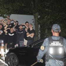 V stredajších večerných hodinách zastavila polícia na odpočívadle v Lamači skupinu asi 100 poľských chuligánov.