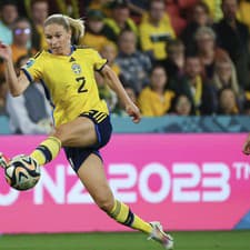 Švédska futbalistka Jonna Anderssonová (vľavo) a austrálska hráčka Jayley Rasová v súboji o loptu.
