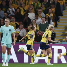 Švédska futbalistka Fridolina Rolfová sa teší z gólu z penalty počas zápasu o 3. miesto.