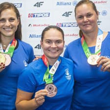 Skeeterky Danka Barteková, Vanesa Hocková a Monika Štirbavá pózujú s bronzovými medailami z tímovej súťaže na MS v Baku.