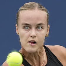 Slovenská tenistka Anna Karolína Schmiedlová odvracia úder Ukrajinke Kateryne Baindlovej v 1.kole grandslamového tenisového turnaja US Open.