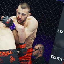 Michal Glos je fialový opasok BJJ, čiže dalo by sa o ňom povedať, že zem je jeho kráľovstvo. 