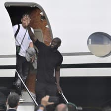 Belgický futbalista Romelu Lukaku (druhý zľava) vystupuje z lietadla v Ríme.