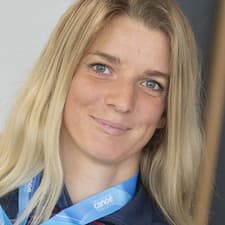 Slovenská reprezentantka vo vodnom slalome Eliška Mintálová pózuje so zlatou medailou.