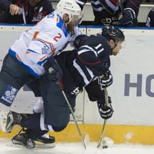 Zach Boychuk (vpravo) počas pôsobenia v tíme Slovana Bratislava.