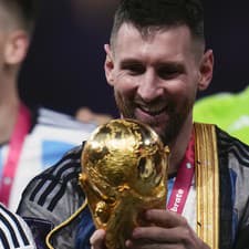 Argentínčan Lionel Messi oslavuje zisk trofeje na MS v Katare.