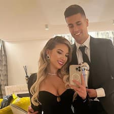 Joao Cancelo randí so sexy blogerkou Danielou Machado.