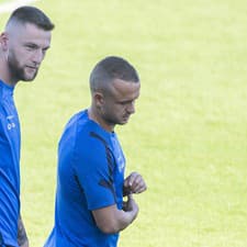 Slovenskí futbaloví reprezentanti zľava Róbert Boženík, Lukáš Haraslín, Ondrej Duda, brankár Martin Dúbravka, Patrik Hrošovský a Róbert Mak  počas tréningu.