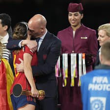 Predseda španielskeho futbalového zväzu Luis Rubiales bozká po triumfe španielskych futbalistiek pri ceremoniáli záložníčku Jenni Hermosovú.