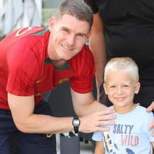 Fanúšik Lukáš so synom Jakubkom sa odfotil s asistentom portugalského trénera Martinéza - Barrym.