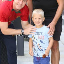 Fanúšik Lukáš so synom Jakubkom sa odfotil s asistentom portugalského trénera Martinéza - Barrym.