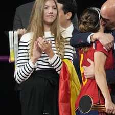 Ex-prezident španielskeho futbalového zväzu Luis Rubiales bozká po triumfe španielskych futbalistiek pri ceremoniáli záložníčku Jenni Hermosovú.