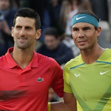 Srbský tenista Novak Djokovič (vľavo) a španielsky tenista Rafael Nadal.