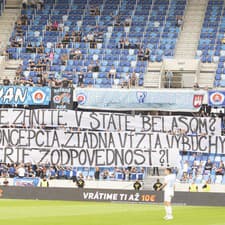 Fanúšikovia Slovana vyjadrili transparentom nespokojnosť.