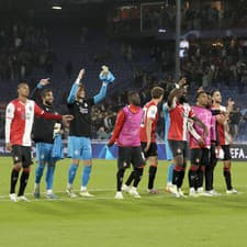  Futbalisti Feyenoordu Rotterdam sa tešia po víťazstve 2:0, uprostred Slovák Dávid Hancko a vpravo Slovák Leo Sauer.