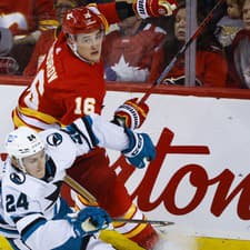 Proti vojne sa najnovšie vyjadruje obranca Calgary Flames v NHL Nikita Zadorov (vzadu).