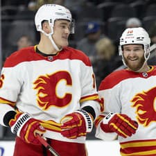 Proti vojne sa najnovšie vyjadruje obranca Calgary Flames v NHL Nikita Zadorov (vľavo).