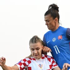 Hráčka Slovenska Patrícia Hmírová a hráčka Chorvátska Nika Petarićová