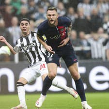 Milan Škriniar (PSG) v súboji proti Newcastle United.