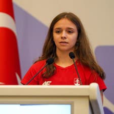 Patrícia Tománková počas prezentácie pred valným zhromaždením EOV v Istanbule.