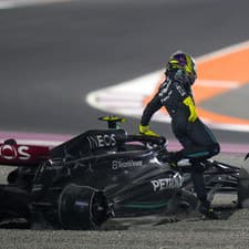 Britský pilot formuly 1 Lewis Hamilton opúšťa svoj monopost Mercedes po havárii v prvej zákrute Veľkej ceny Kataru na okruhu Lusail v Katare