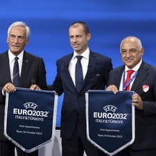Veľká Británia a Írsko budú hostiť majstrovstvá Európy vo futbale v roku 2028. O štyri roky neskôr usporiadajú kontinentálny šampionát spoločne Taliansko a Turecko.