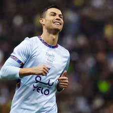 Ronaldo porušil striktné iránske právo, ktoré na verejnosti zakazuje akýkoľvek fyzický kontakt so ženami.