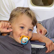 So synčekom Danilom sa dostali až do tretieho lietadla.