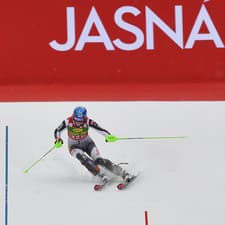 Petra Vlhová na trati slalomu v Jasnej.