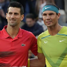 Srbský tenista Novak Djokovič (vľavo) a španielsky tenista Rafael Nadal.