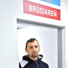Bývalý gólman reprezentácie Karol Križan už niekoľko týždňov brúsi korčule v Banskej Bystrici.